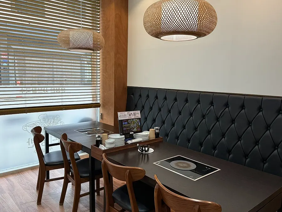 Indoor seating at Onjeongban Shabu Kalguksu Byeollae branch