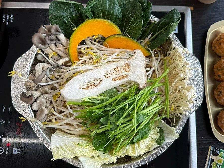 Vegetables and meat for shabu kalguksu