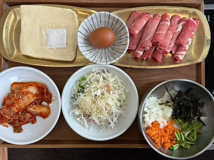 Table setting of shabu kalguksu