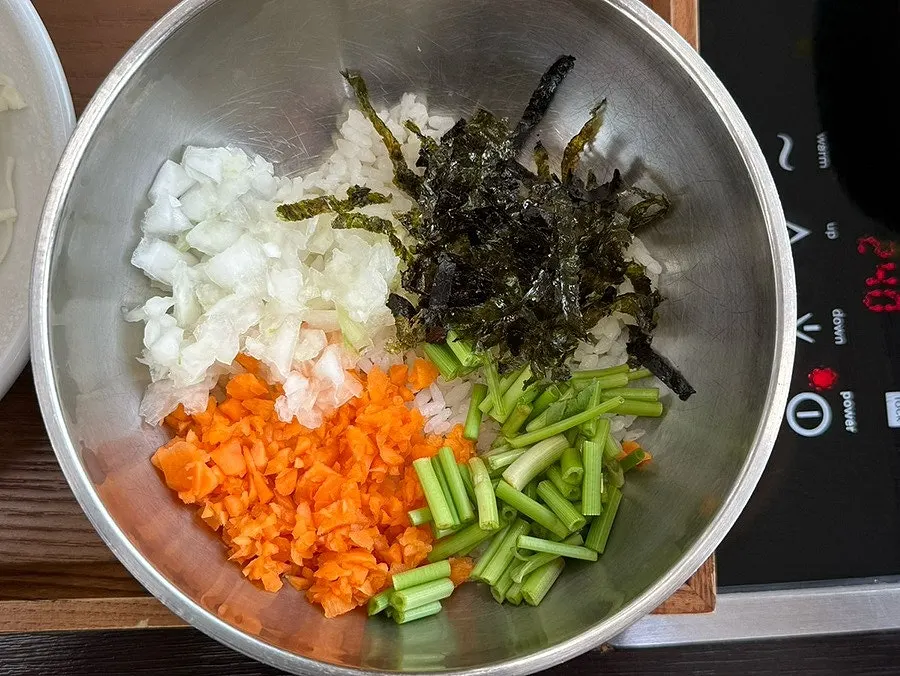 Shabu kalguksu and guringmandu dumplings on the table