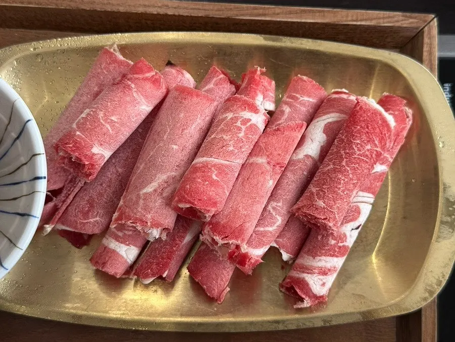 Full spread of Onjeongban shabu kalguksu
