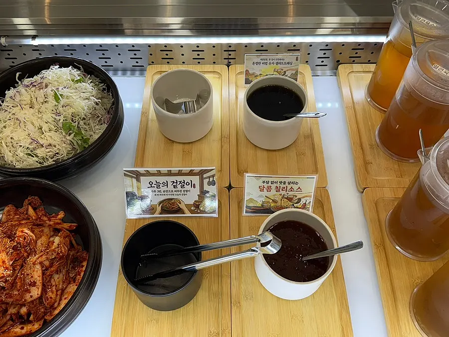 Generous table setting of Onjeongban shabu kalguksu