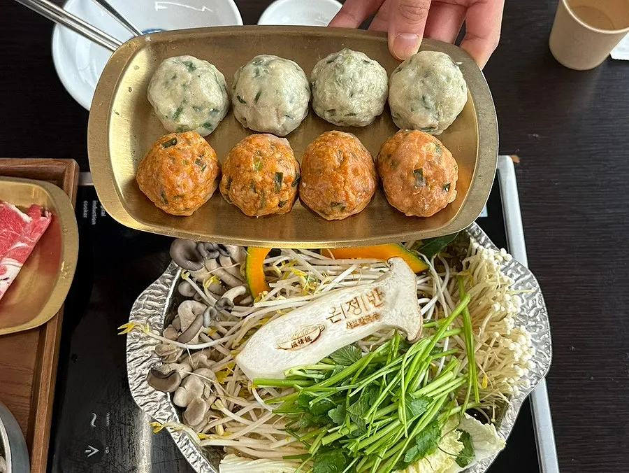 Shabu beef and vegetables with dipping sauce