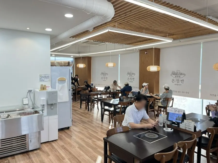 View of the Onjeongban Shabu Kalguksu restaurant in Byeollae and its surroundings