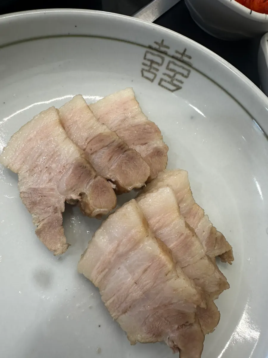보쌈에 김치와 무말랭이를 올린 한 입