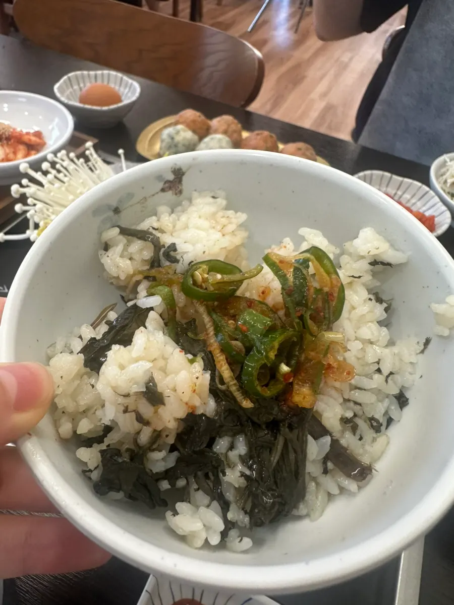 양념을 비빈 곤드레밥