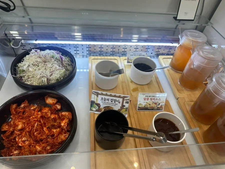 보쌈과 곤드레밥이 함께 놓인 상