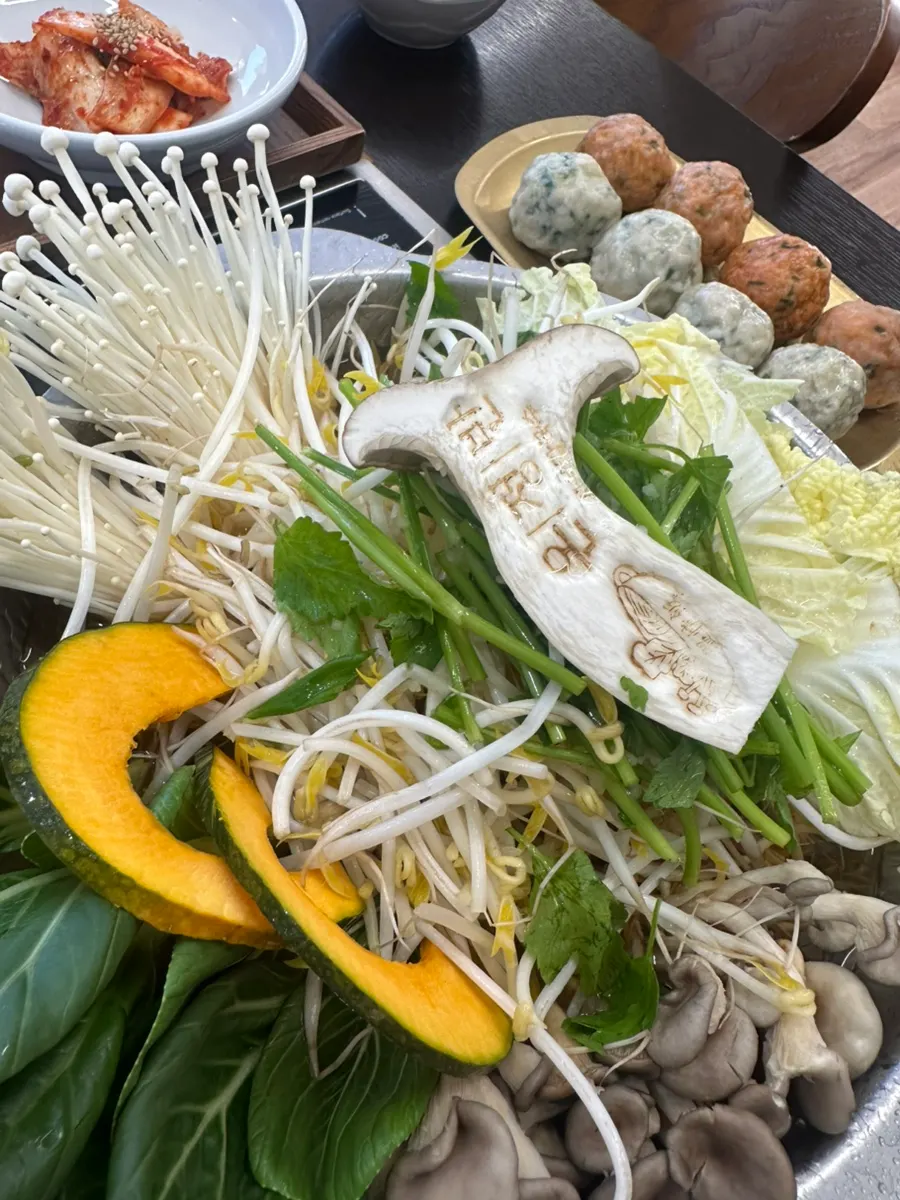 야채와 고기를 올린 샤브칼국수 냄비