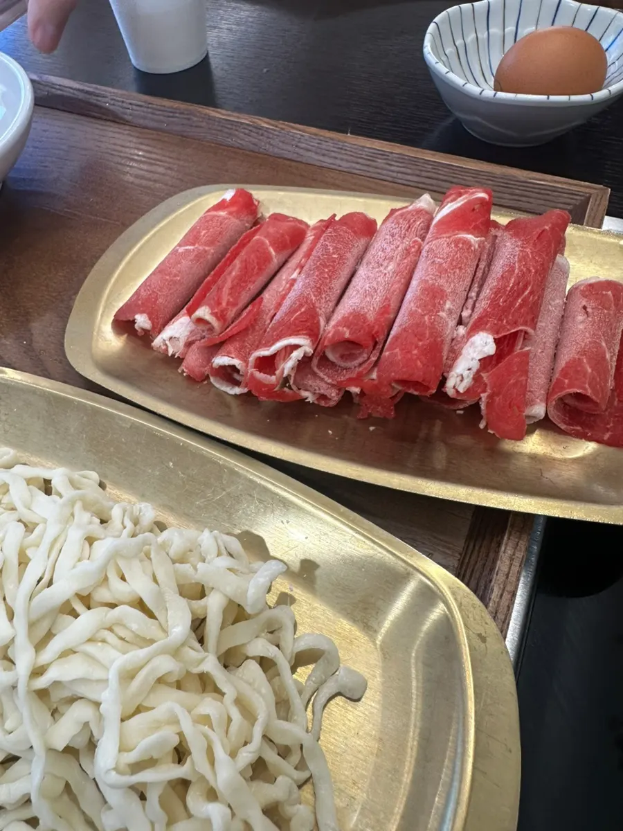 계란과 야채를 넣은 죽 한 스푼