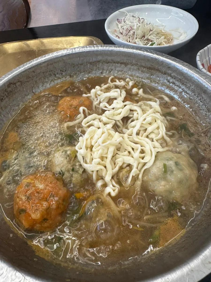 보쌈과 샤브칼국수가 함께 놓인 한 상