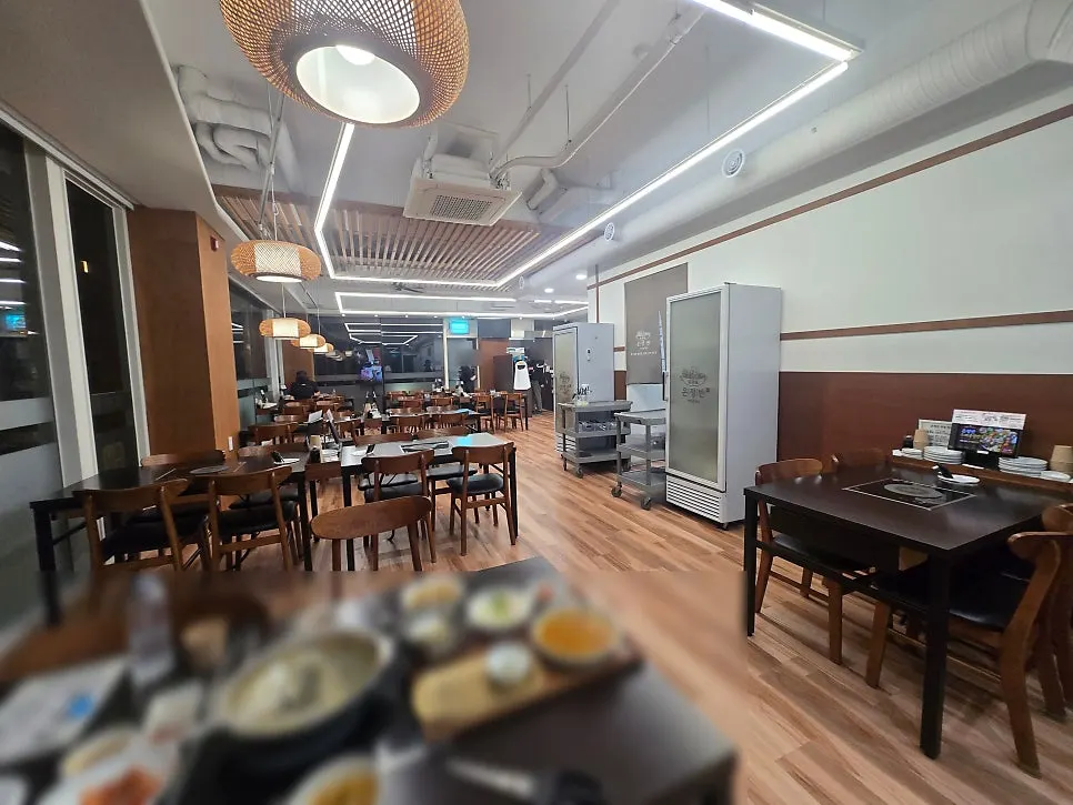 Interior of Onjeongban with generously spaced tables