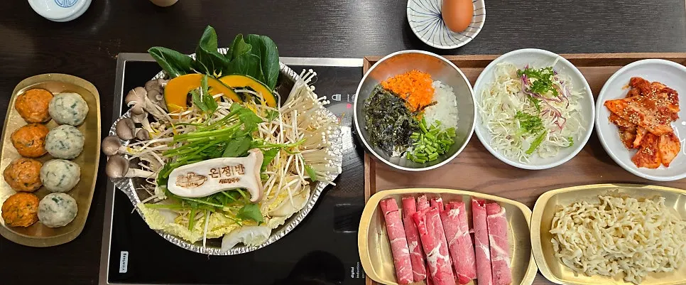 Kalguksu noodles and self-serve porridge ingredients