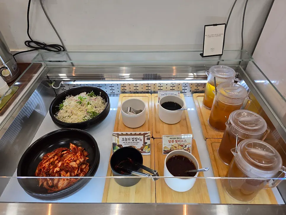 Salad, geotjeori, and other side dishes