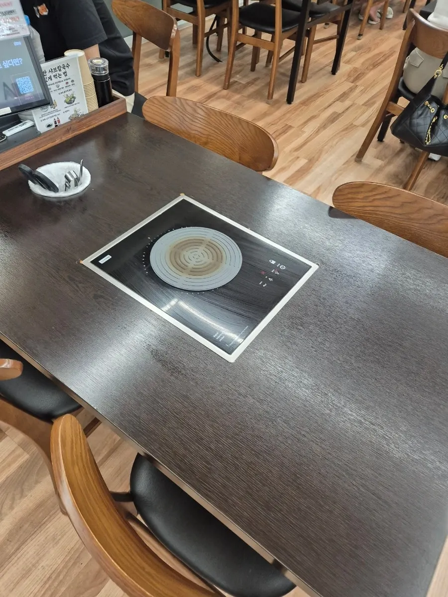 깔끔하고 편안한 식당 내부