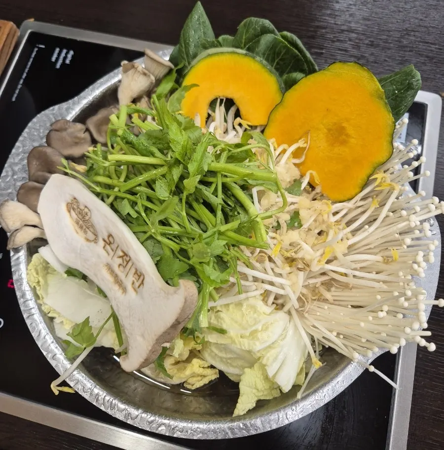 한상 가득 나온 샤브샤브 재료