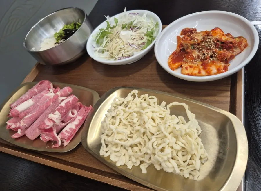 채소와 고기로 구성된 샤브샤브 한상