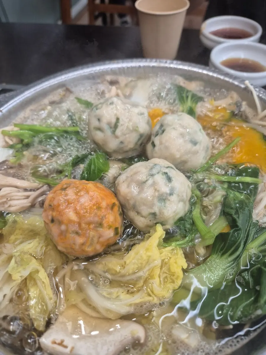 수제 굴림만두가 포함된 전골 구성