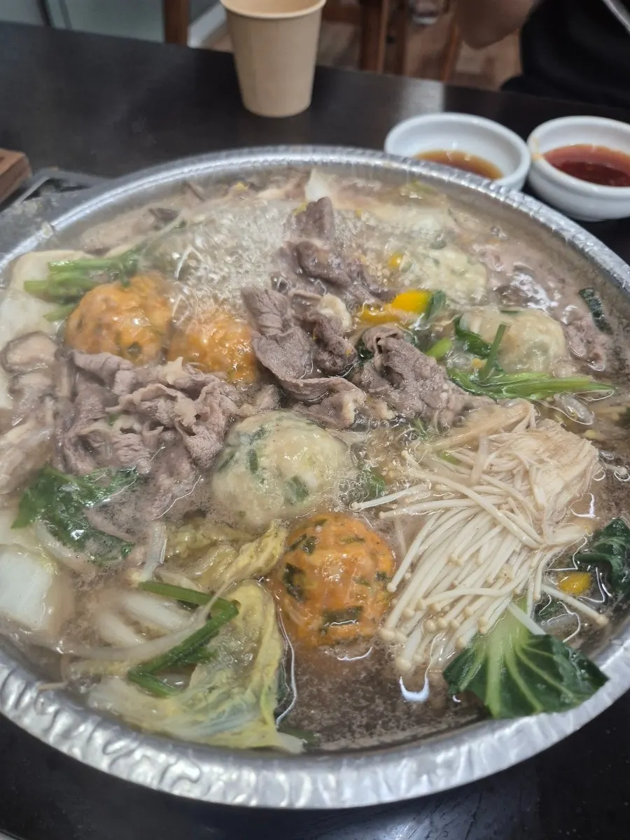 실한 크기의 수제 굴림만두