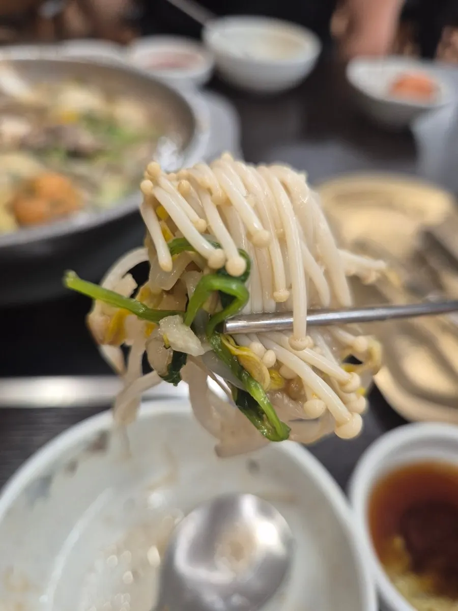 육수에 넣어 끓이는 채소와 고기