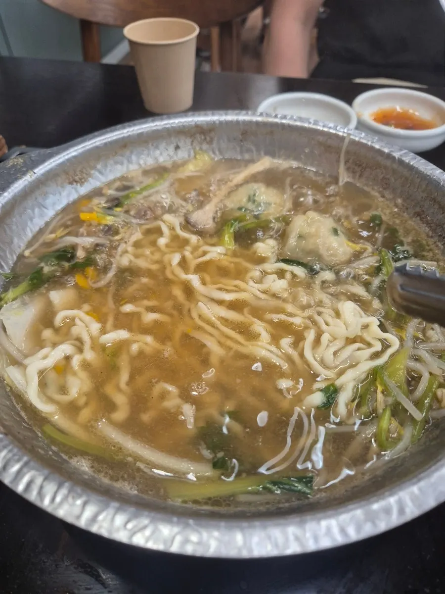 육수에 익힌 아삭한 채소와 얇은 고기