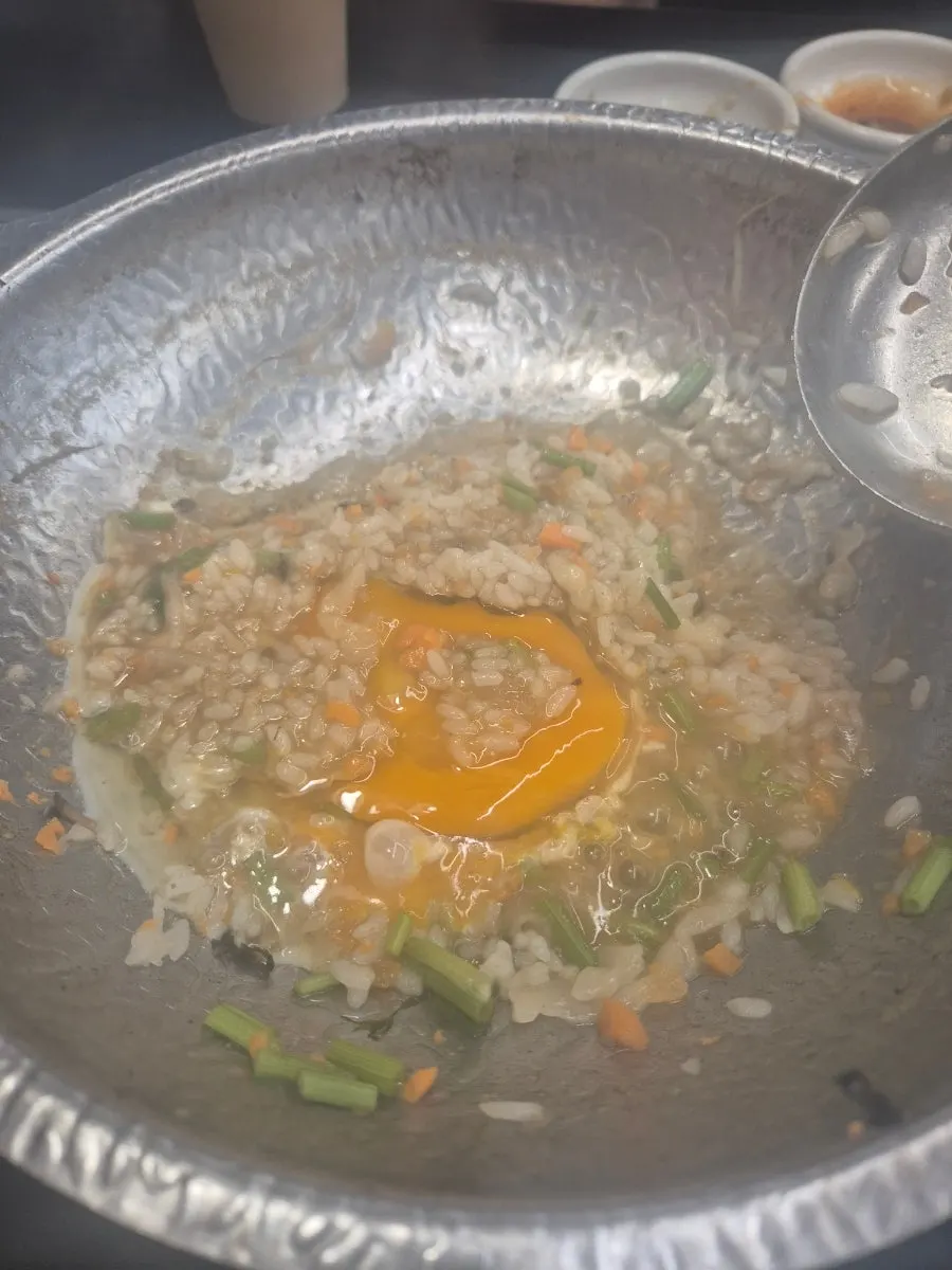 직접 담근 김치와 칼국수