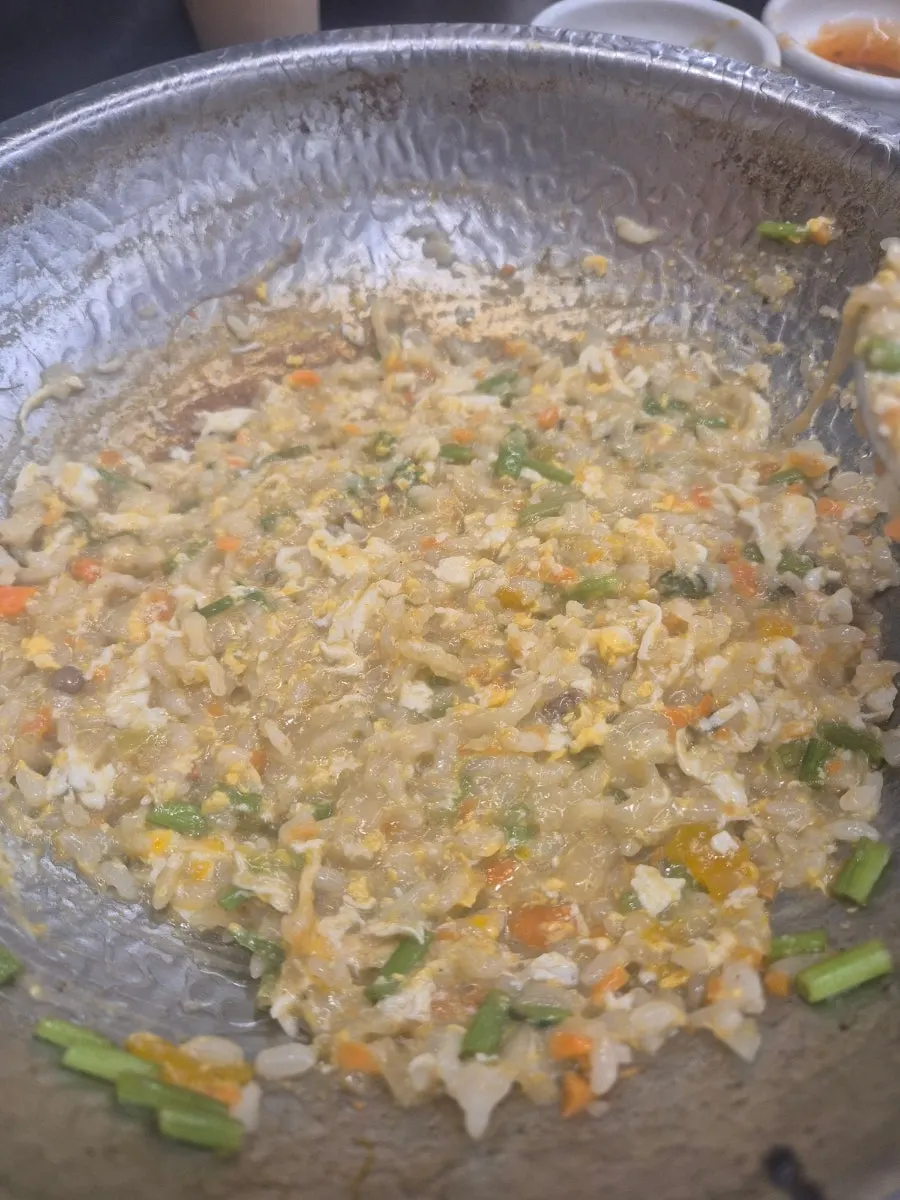 김치를 곁들인 칼국수 식사