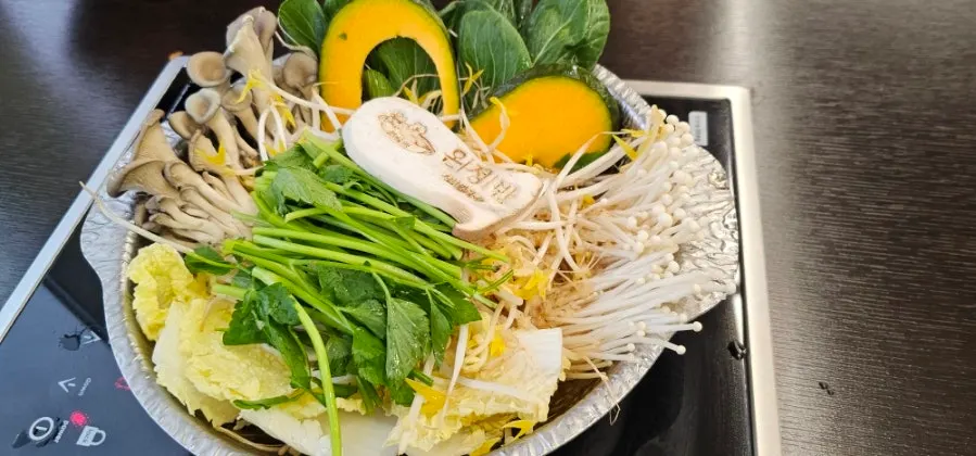 샤브샤브 채소 접시가 놓인 테이블