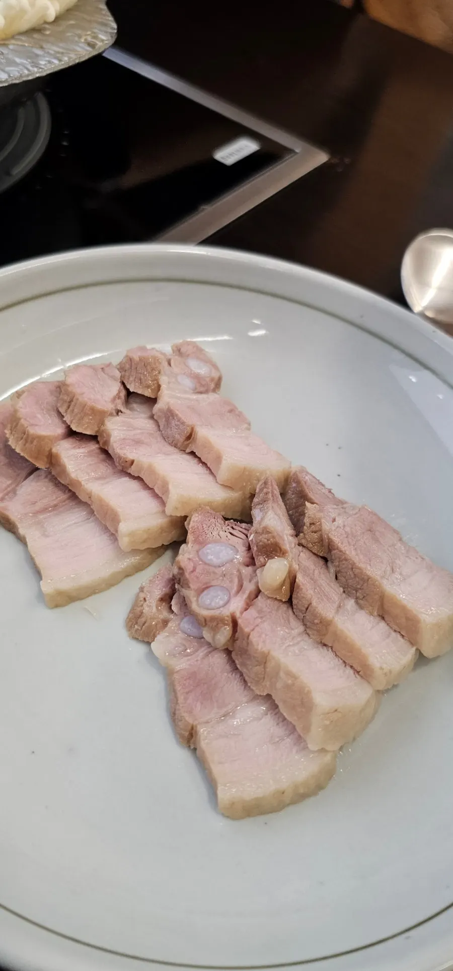 추가 주문한 수육과 고기 접시