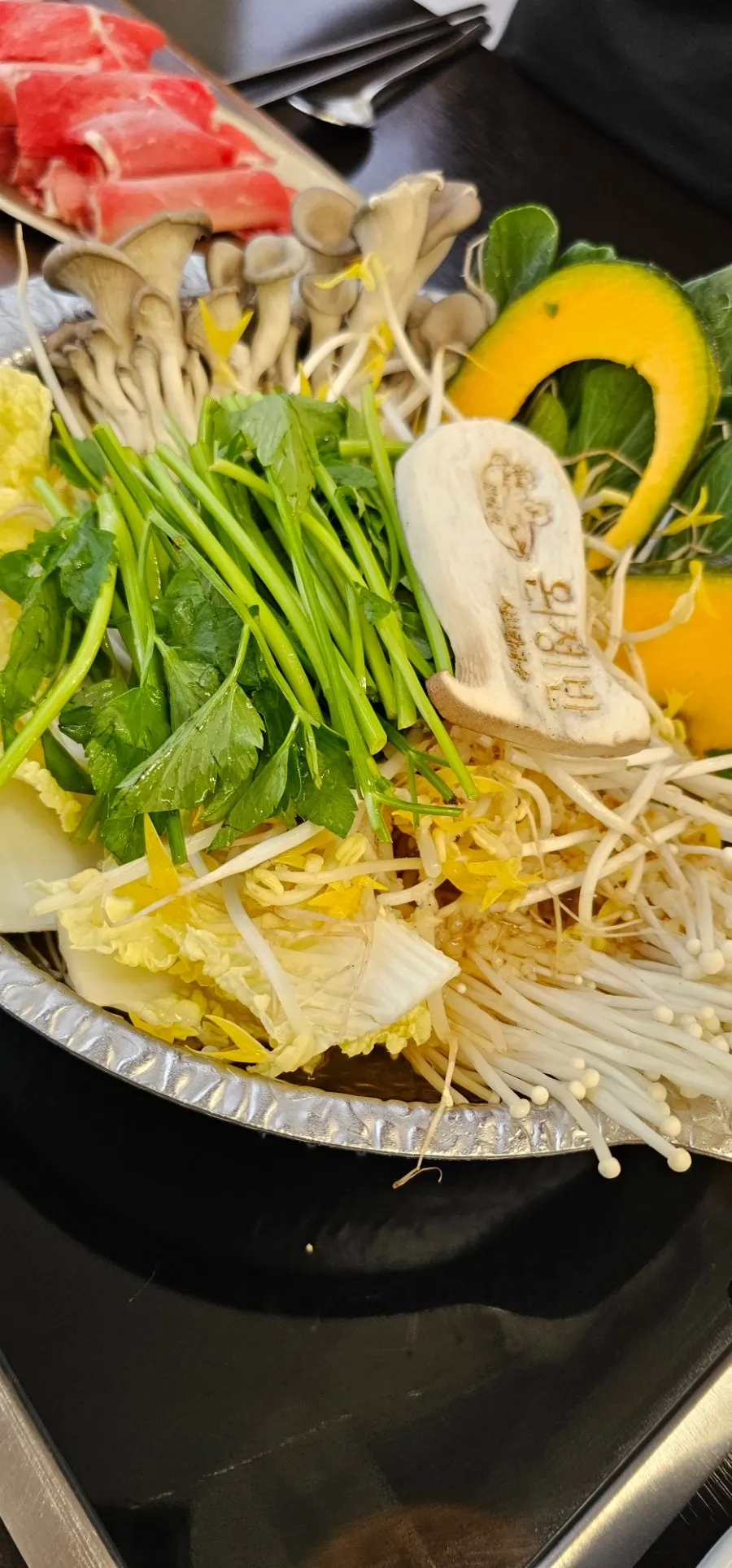 죽에 넣을 날계란과 기본 상차림
