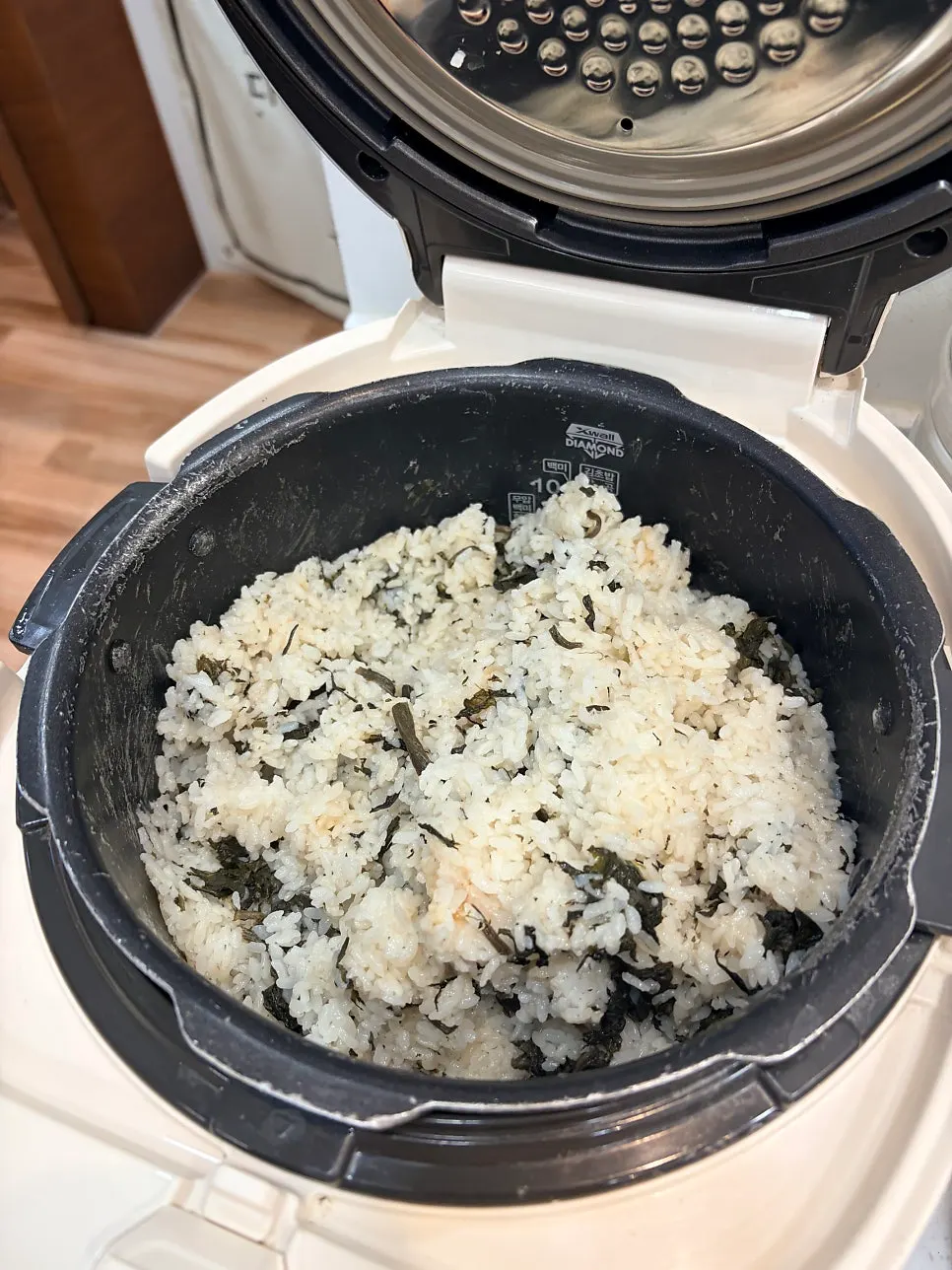 Gondeure rice in the rice cooker at the self-serve bar