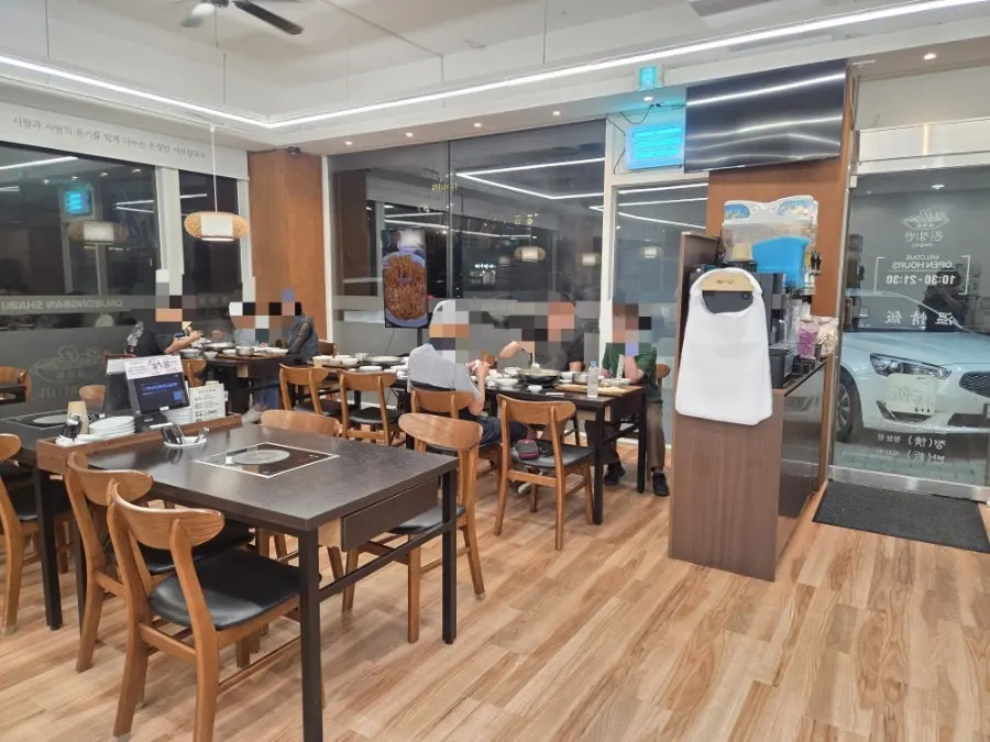 단체 모임 가능한 매장 내부