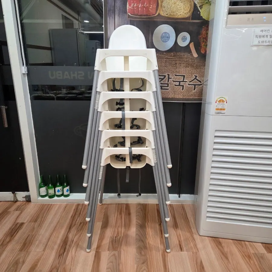 매장에 준비된 아기의자