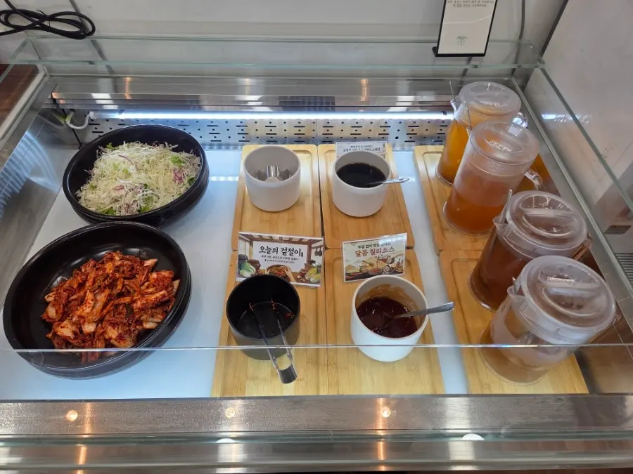 셀프바의 김치와 기본 반찬