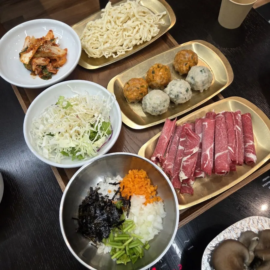 푸짐한 샤브칼국수 3인분 구성