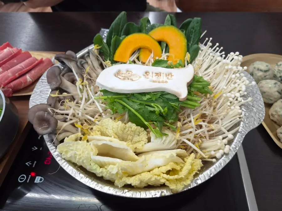 Handmade gulrim mandu hot pot for 3, clear broth spread