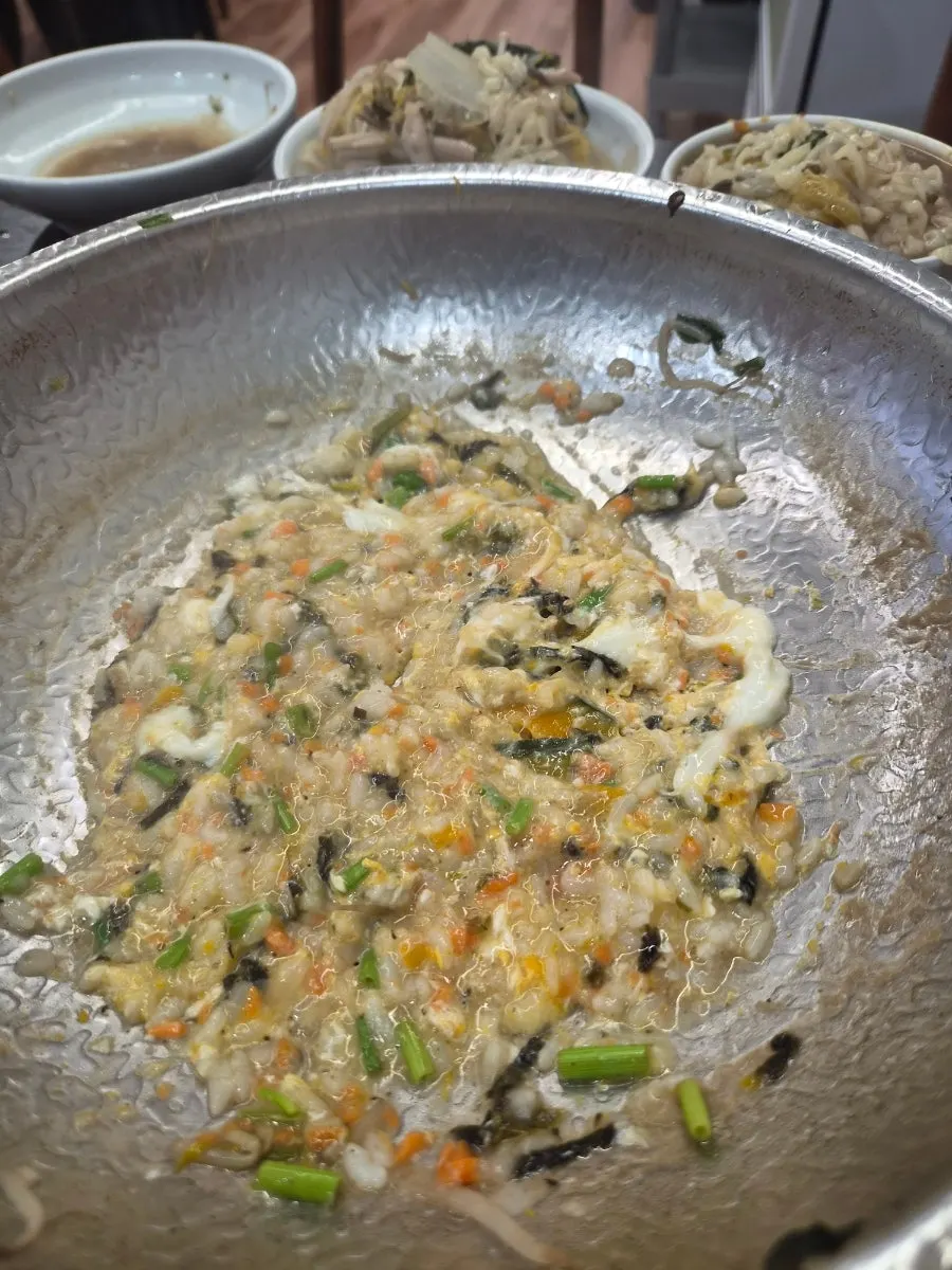 A bowl of shabu kalguksu topped with geotjeori