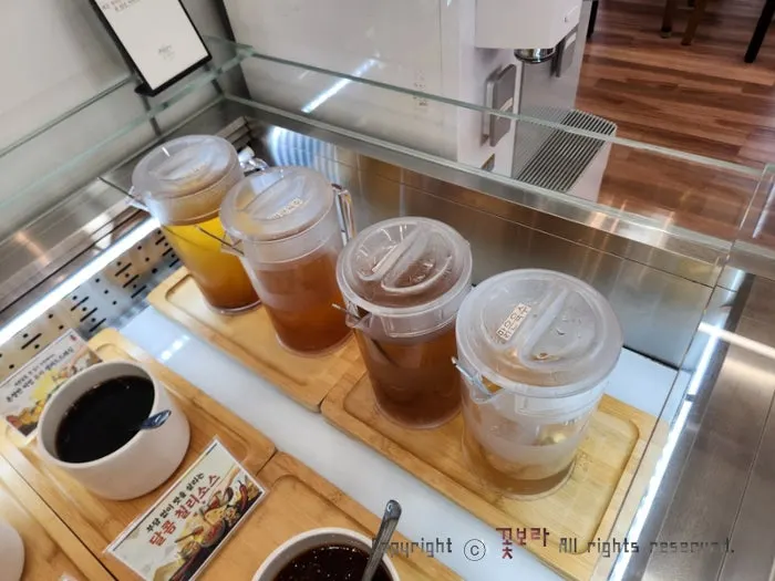 샐러드와 겉절이가 있는 셀프바