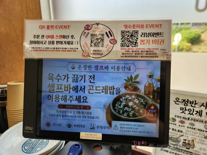 안쪽까지 이어지는 넓은 홀 좌석