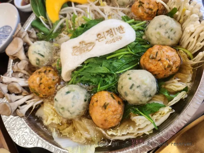 수제굴림만두전골과 세트 메뉴 안내