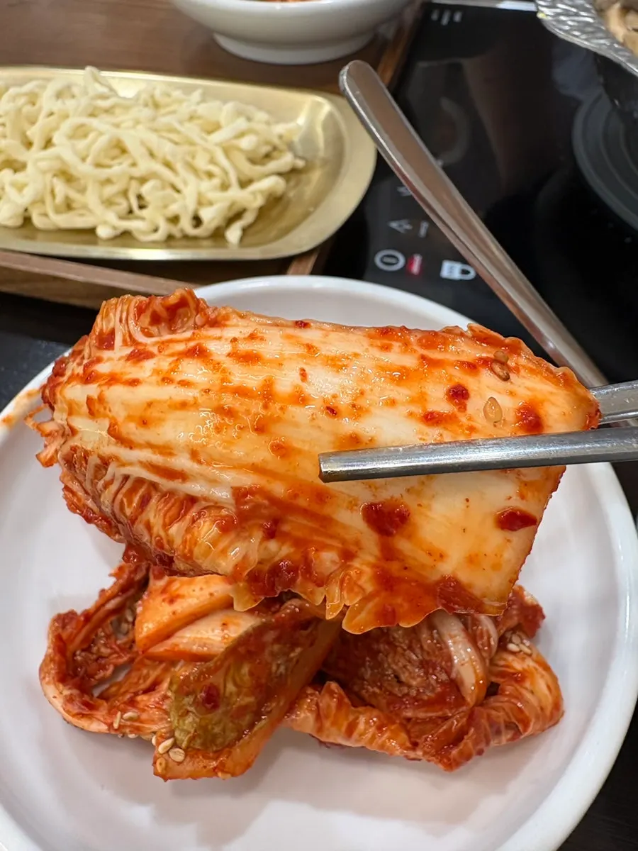 牛肉を辛口出汁で煮る様子