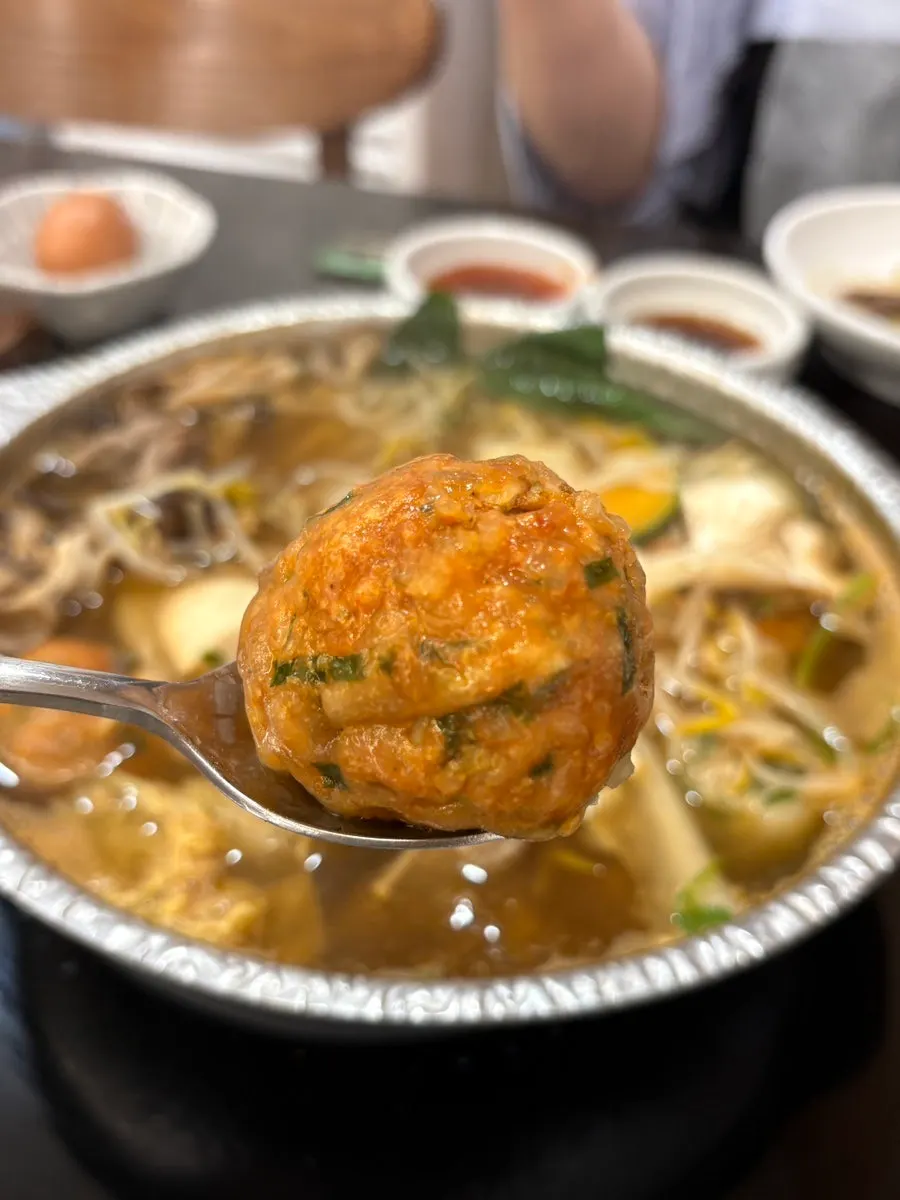 丸め餃子を出汁に入れる様子