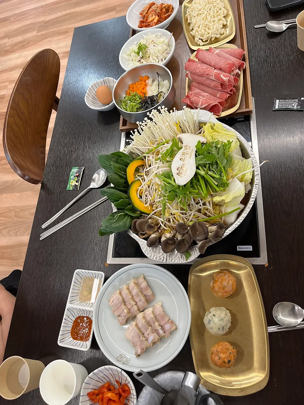 Set meal spread including elm-tree medicinal boiled pork