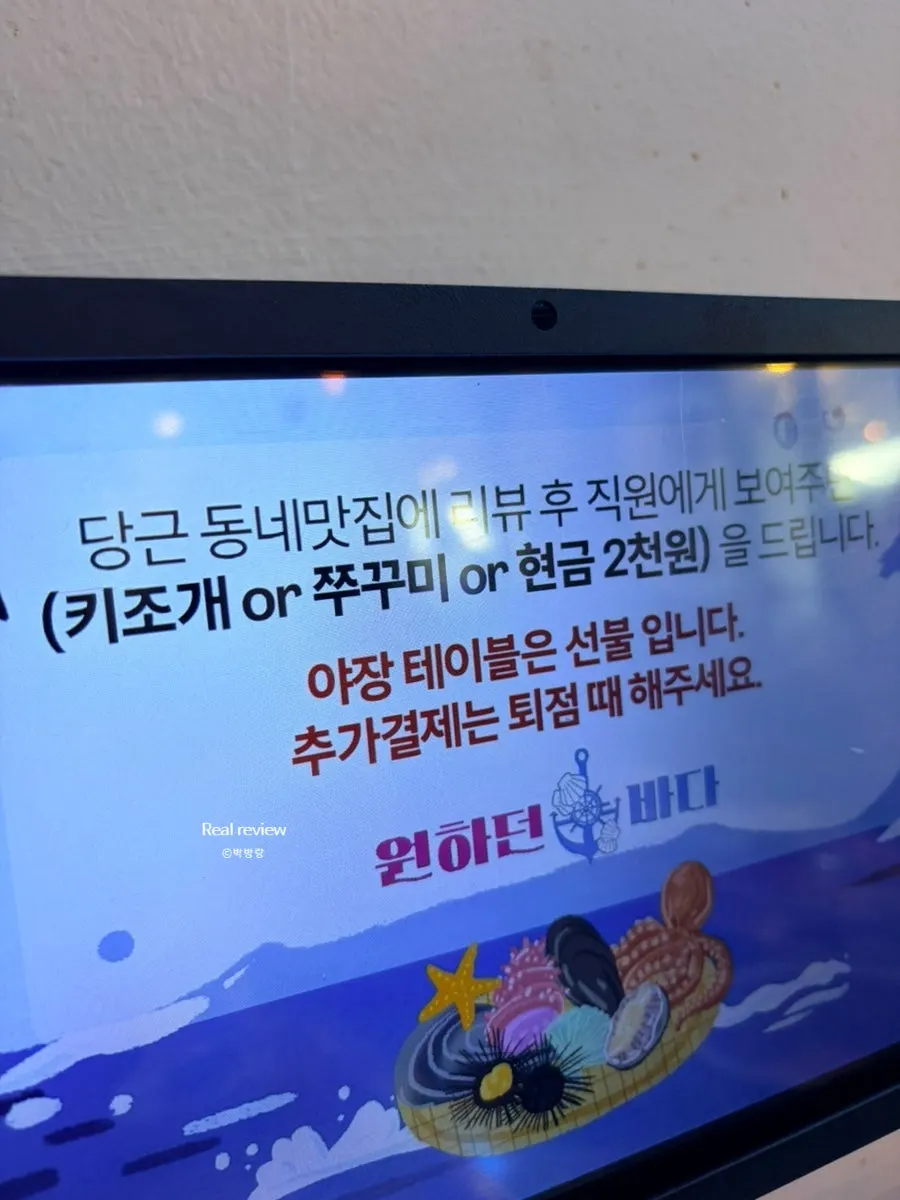 손님으로 가득 찬 실내 좌석