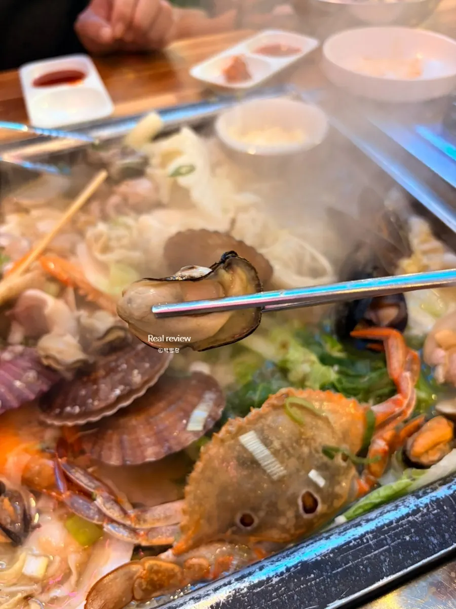 주먹밥과 조개찜을 함께 차린 상