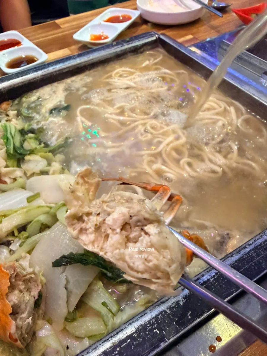 조개 육수에 넣어 끓인 칼국수