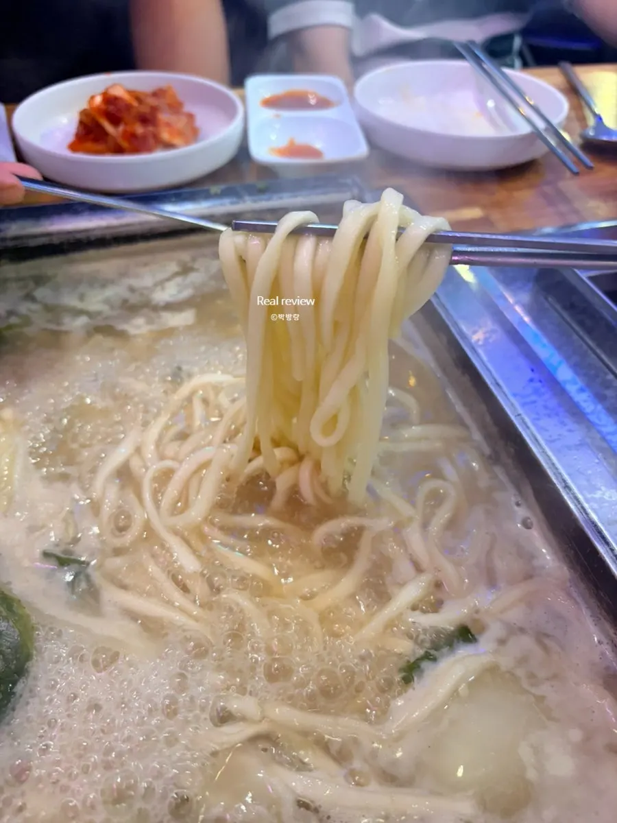 칼국수 면을 건져 올린 모습