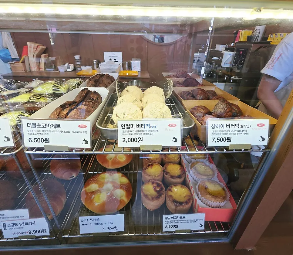 Fresh peach yogurt Wappu salt bread display