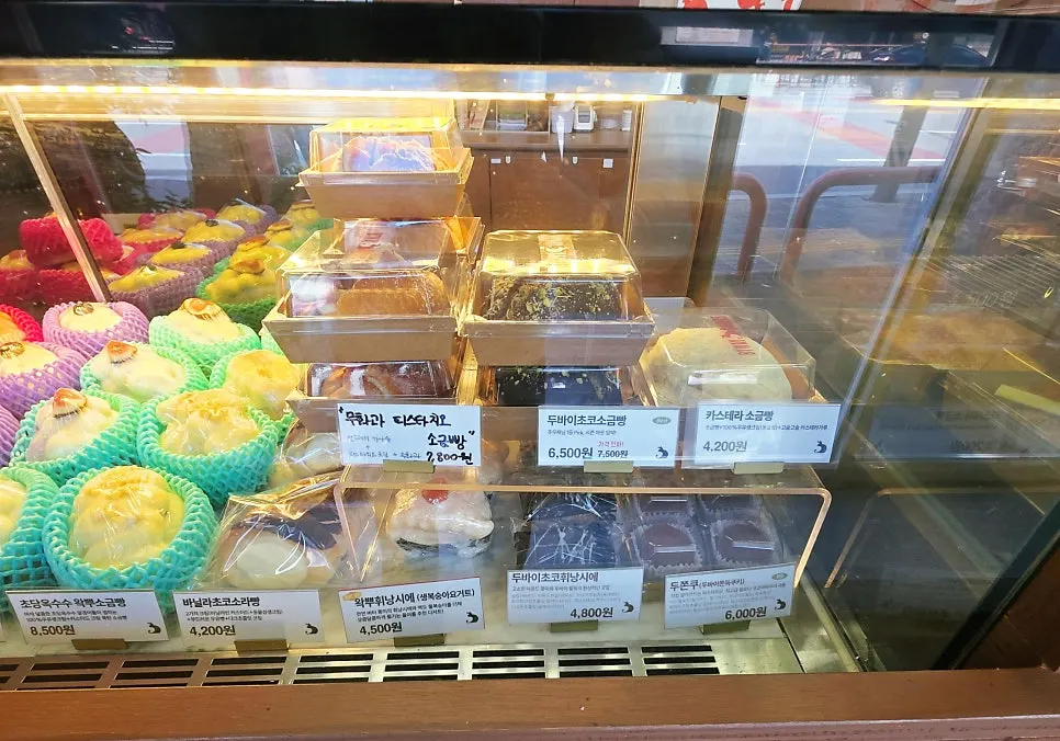 Bakery desserts and bun display