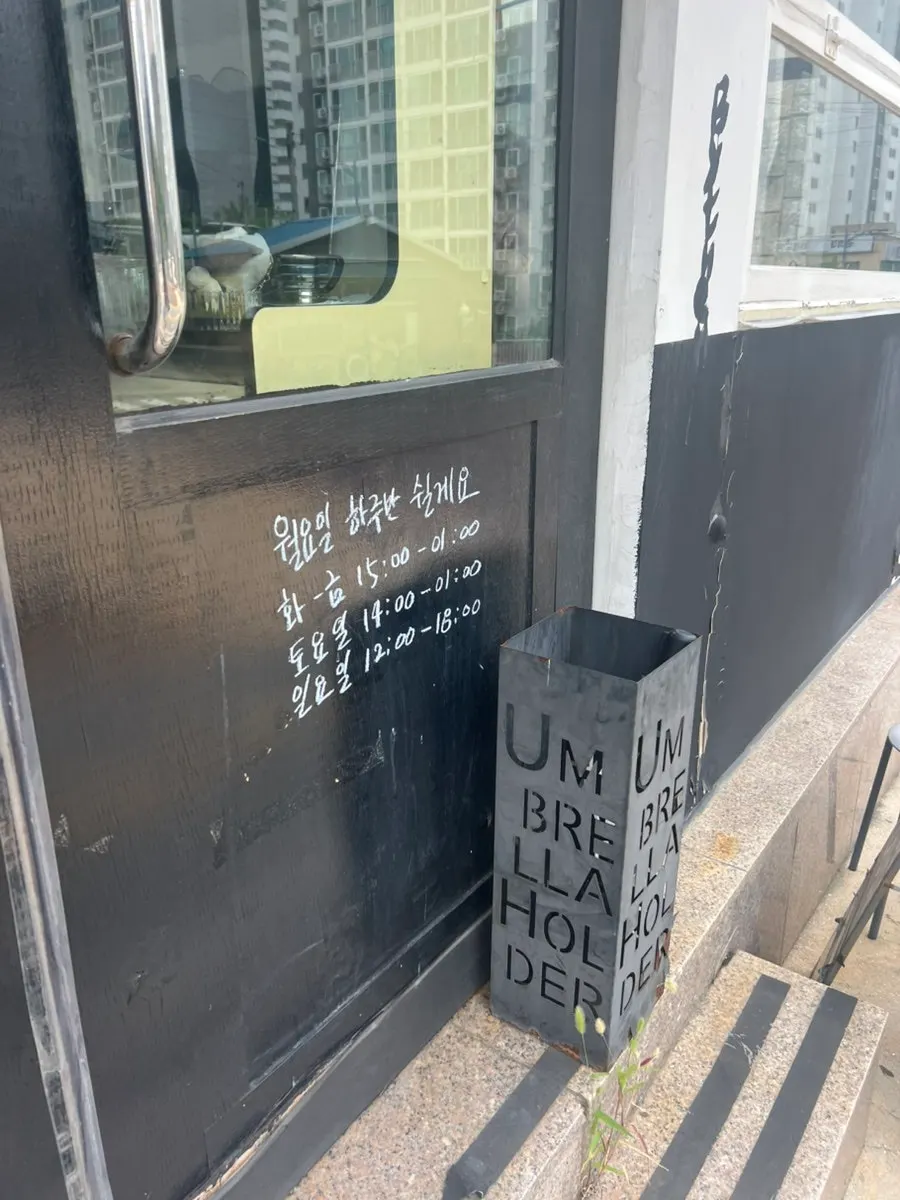 Decaf coffee and toast order