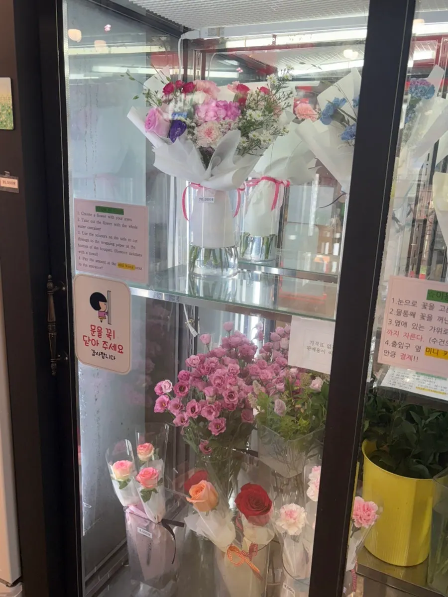 Display shelf with preserved flowers and vases